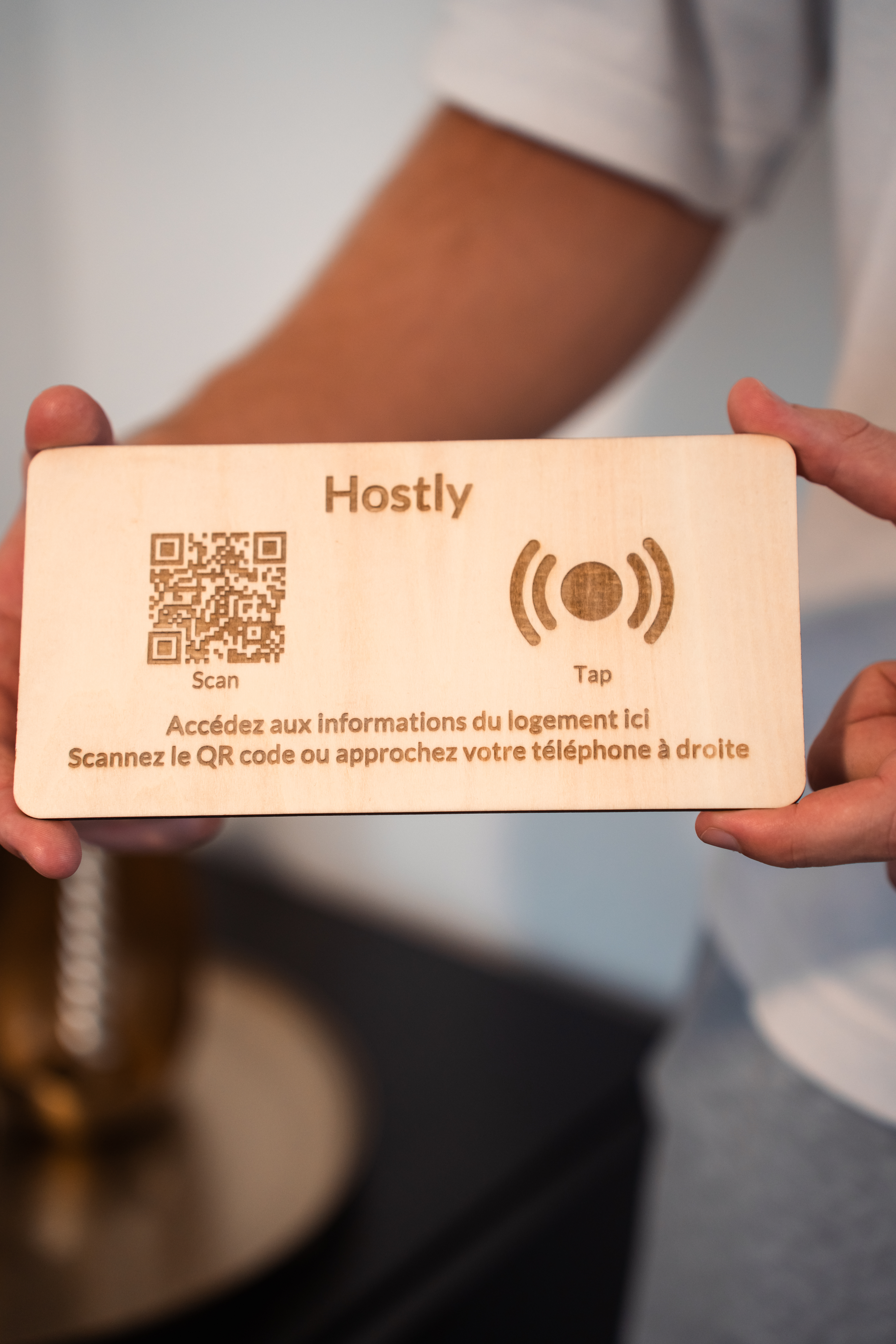 Totem Hostly bois naturel gravé — QR code et NFC