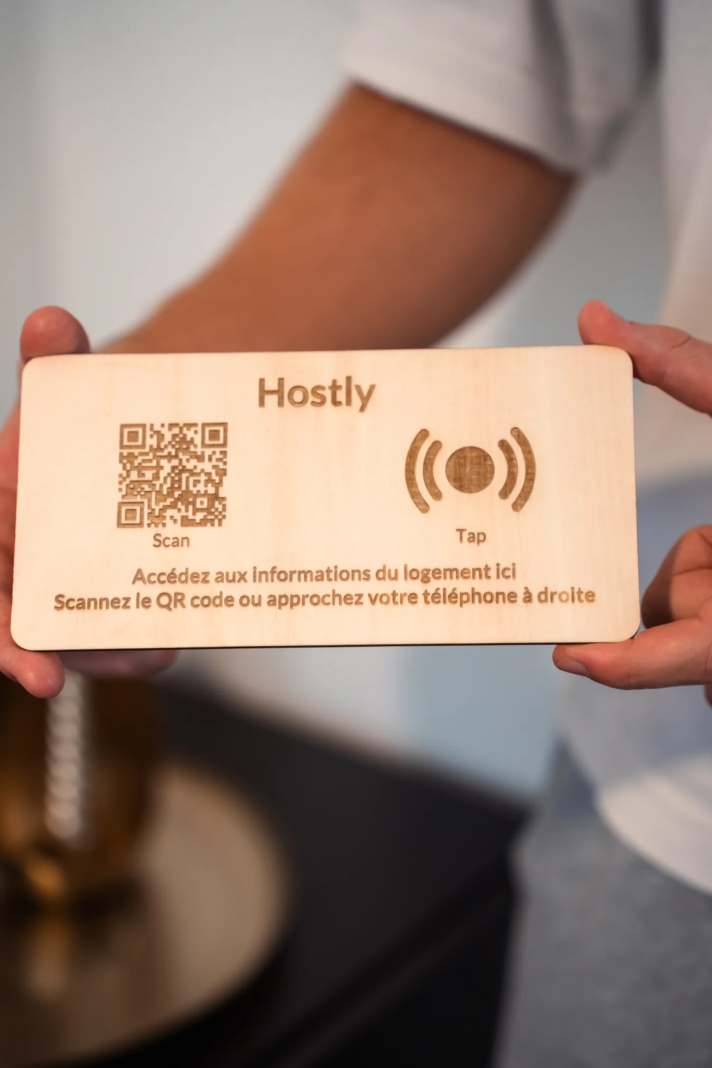 Totem Hostly bois naturel gravé