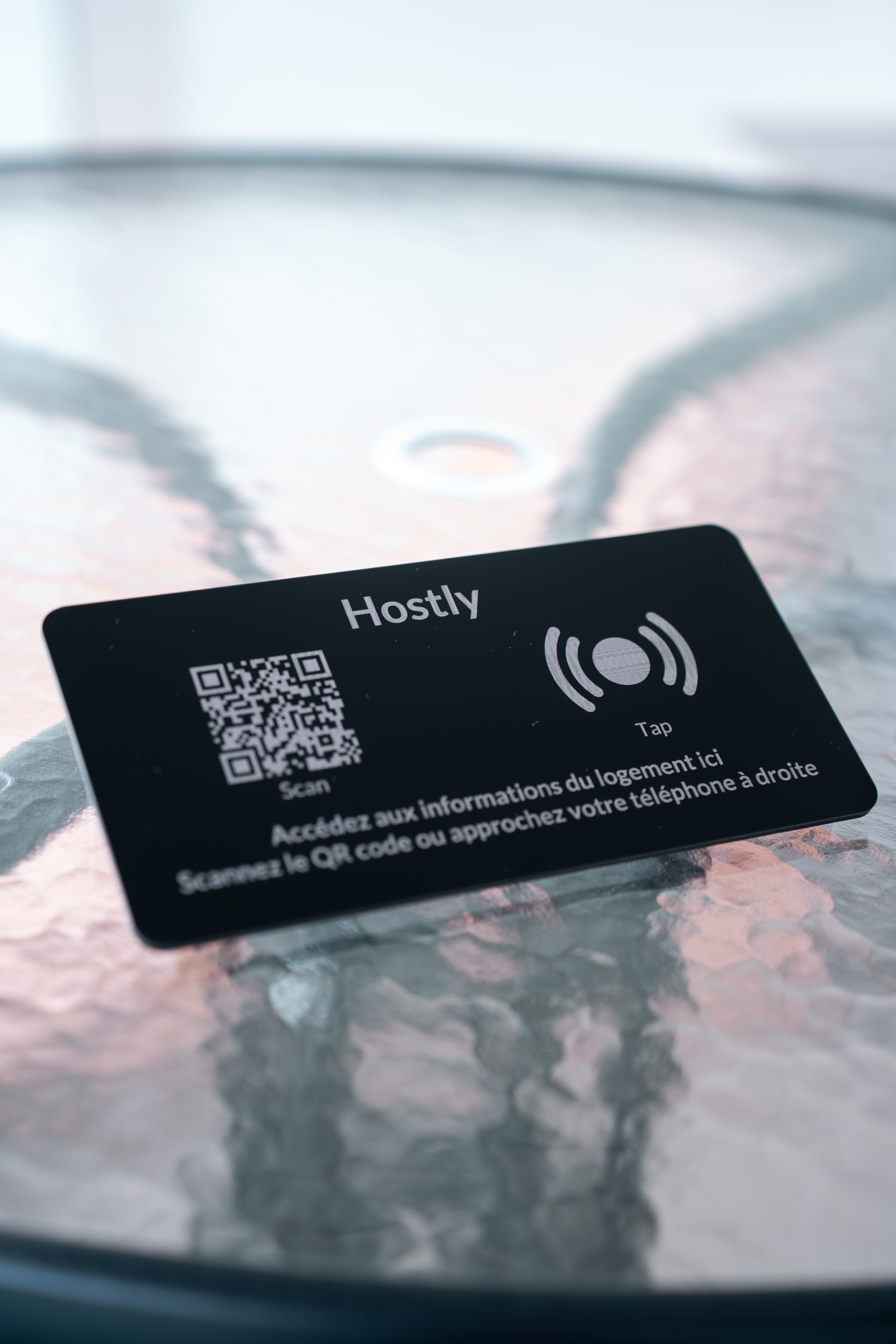 Totem Hostly plexi noir sur table — vue de face