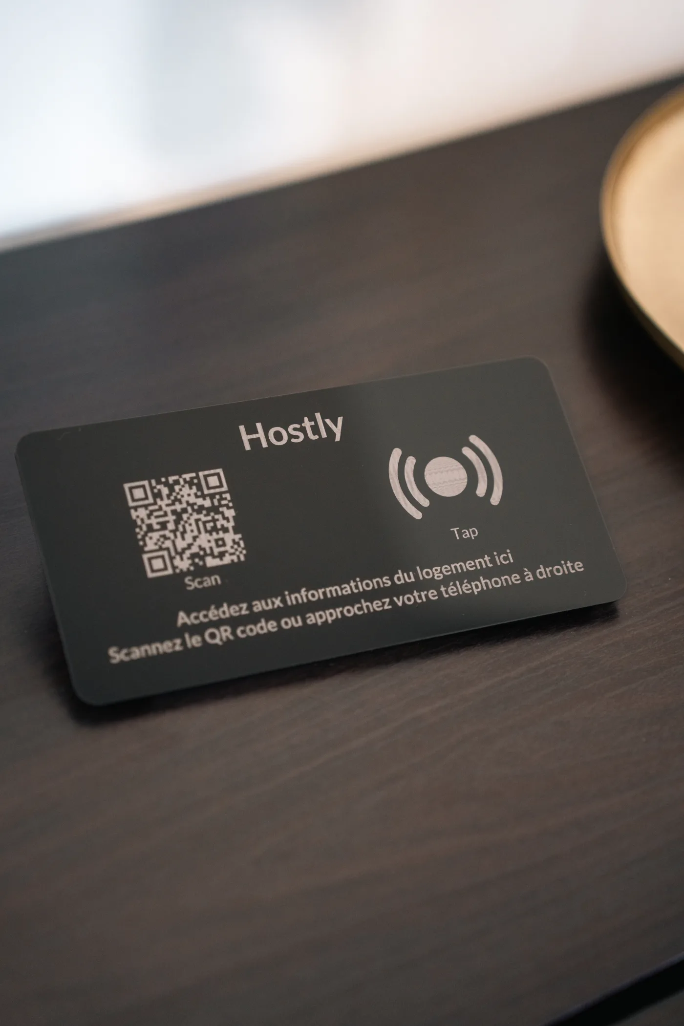 Totem Hostly plexi noir, vue frontale sur table