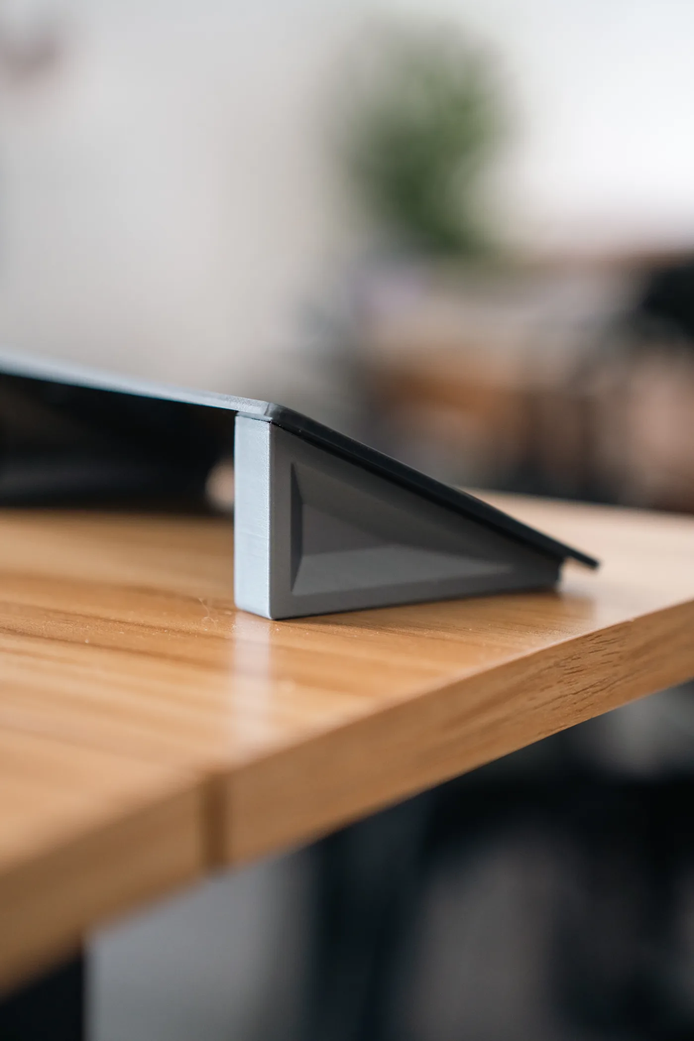 Totem Hostly plexi noir, détail du pied et de la tranche