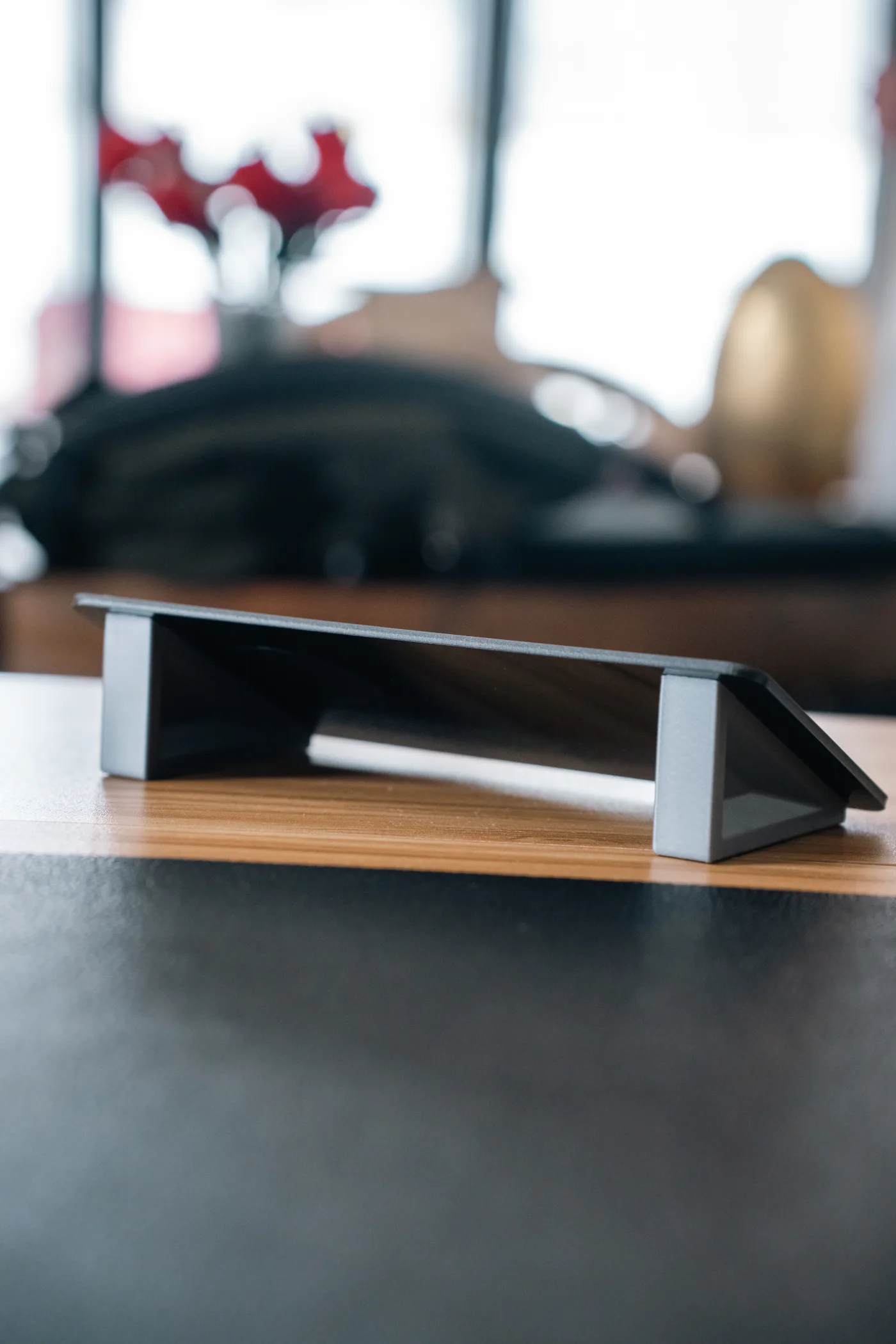 Totem Hostly plexi noir, vue de dos et de côté