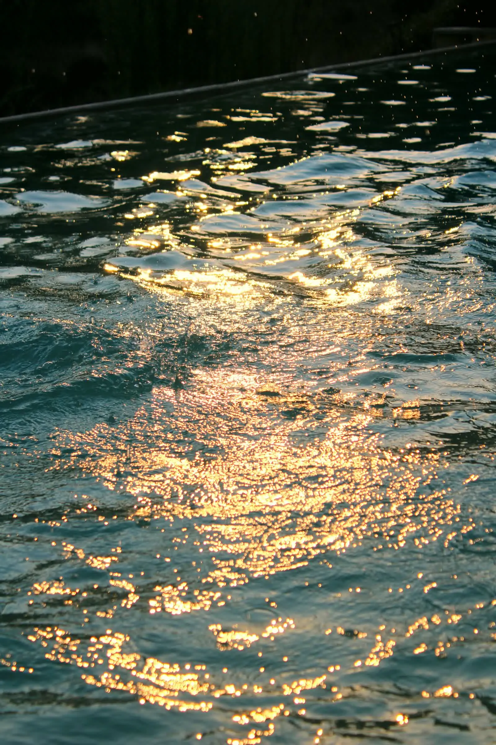 Reflets de lumière sur l'eau d'une piscine privée